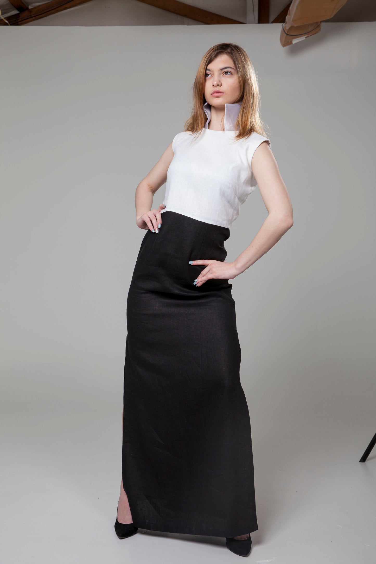 Anastasi Fashion design – The Queen Dress (Front, Hip Pose)